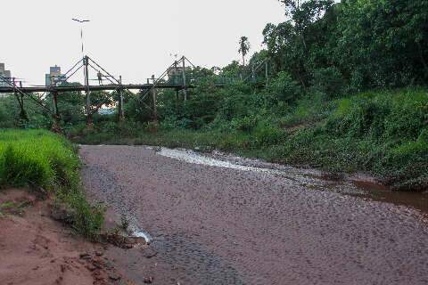 Cadê o Córrego do Sóter que estava aqui? Moradores reclamam de parque abandonado