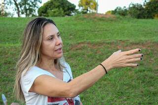 Adriana Souza Freitas, servidora pública sinaliza dano ao meio ambiente; ela já questionou a prefeitura e não viu retorno efetivo (Foto: Juliano Almeida) 