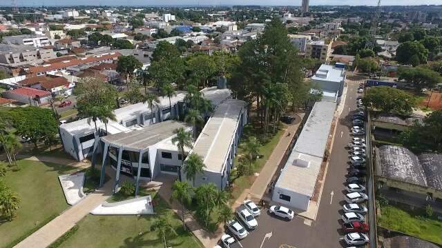 Homem mostra p&ecirc;nis para crian&ccedil;as em escola e amea&ccedil;a funcion&aacute;ria com fac&atilde;o