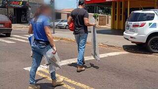 Armas encontradas em casa de suspeito levadas para perícia (Foto: Ana Beatriz Rodrigues)