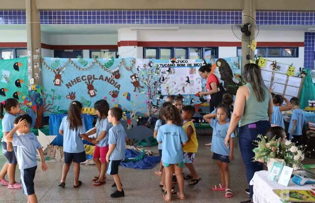 Alunos transformam livros de Mara Calvis em mostra sobre Pantanal 