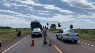 Trânsito no trecho da rodovia está em sistema Pare e Siga após o acidente (Foto: Bruna Marques)