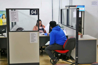 Trabalhador durante atendimento na Funsat, na região central de Campo Grande. (Foto: Arquivo/Campo Grande News)