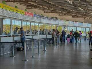 Balcões de atendimento das empresas de ônibus (Foto: Marcos Maluf)