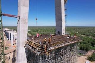 Operários trabalhando nas obras da ponta sobre o Rio Paraguai (Foto: Divulgação)