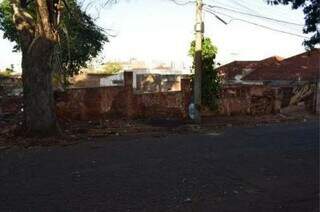 Terrenos abandonados na rua Alan Kardec. (Foto: Reprodução)