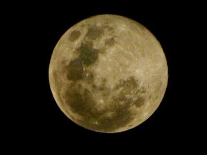 Última superlua cheia do ano ilumina o céu de Campo Grande