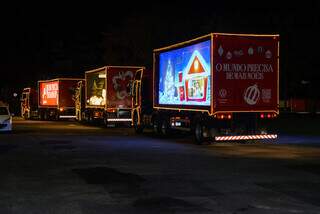 Com o tema &#34;Desperte o Papai Noel que há em Você&#34;, a caravana traz caminhões decorados. (Foto: Allure)