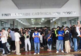 Estudantes a espera da abertura dos portões do Enem no dia 3 de novembro. (Foto: Arquivo)