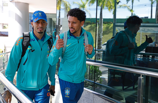 Raphinha e Marquinhos chegam no hotel da Seleção. (Foto: Rafael Ribeiro/CBF)