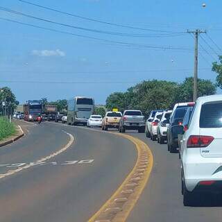 Congestionamento na BR-262, na manhã desta sexta-feira (Foto: Jairton Bezerra)