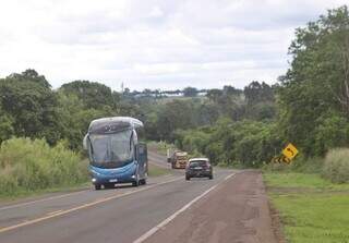 Veículos transitam em trecho da BR-163, próximo ao Distrito de Anhandui. (Foto: Paulo Francis)