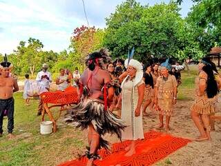 No ritual Terena, noivo busca a noiva, que é trazida pelas mulheres da aldeia (Foto: Idaicy Solano)