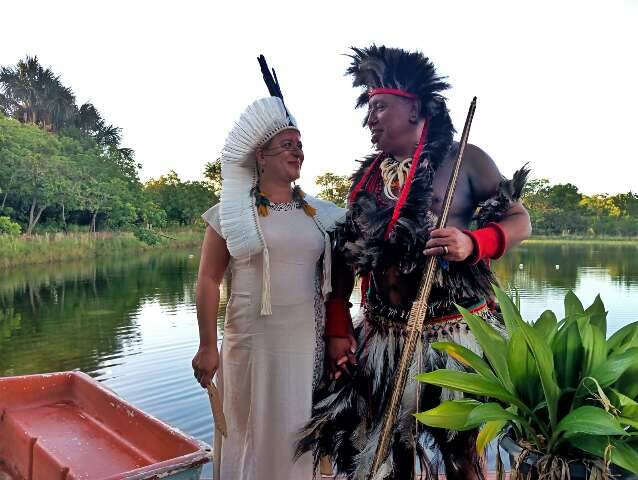 Aos 52 anos, casal celebra o amor em cerim&ocirc;nia tradicional Terena