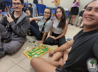 Alunos durante a produção de &#34;maquetes&#34; do supermercado vegano. (Foto: Divulgação/UFMS)