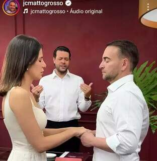 Annaí e João César durante benção na cerimônia religiosa. (Foto: Reprodução Instagram)