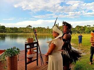 Altar foi montado na beira do lago, e cerimônia aconteceu no pôr do sol (Foto: Idaicy Solano)