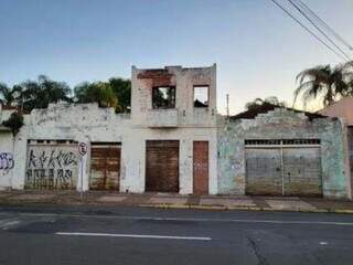 Imóvel na avenida Calógeras foi incendiado. (Foto: Reprodução)