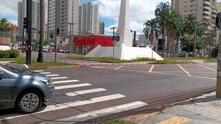 Carro passando em cima do fio na Avenida Afonso Pena (Foto: Izabela Cavalcanti)