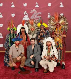 Brô Mc&#39;s, Célia Xakriabá e Mapu Huni Kuin e Alok no tapete vermelho da premiação (Foto: Reprodução/Instagram)