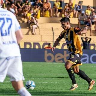 Jogadores disputam a posse da bola. (Foto: Higor Basso/Novorizontino)