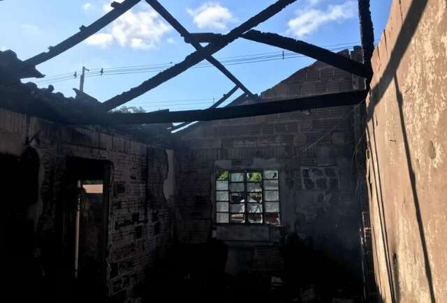 Filho &eacute; preso ao incendiar e destruir casa da m&atilde;e