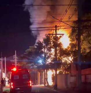 Incêndio destrói barracão da Herdeiros do Samba, no Cabreúva