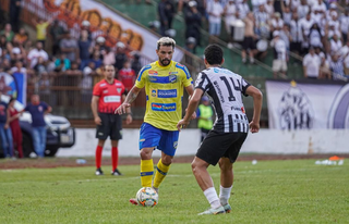 Lance de Dourados e Operário pelo Campeonato Estadual (Foto: Marcelo Berton/FFMS)