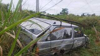 Volkswagen Parati capotou após o motorista dormir ao volante e sair da pista na MS-276 (Foto: Reprodução)