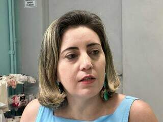 Eliete dando entrevista sobre a falta de troco em sua loja (Foto: Marcos Maluf)