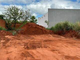 Terreno onde mulher foi agredida, segundo relato de testemunhas (Foto: Marcos Maluf)