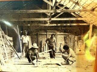 Imagens da época de funcionamento da olaria, nos anos 1950 (Foto: Barbara Campiteli) 