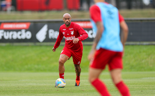 Zagueiro Thiago Heleno em treino com bola no Furacão (Foto: José Tramontin/athletico.com.br)