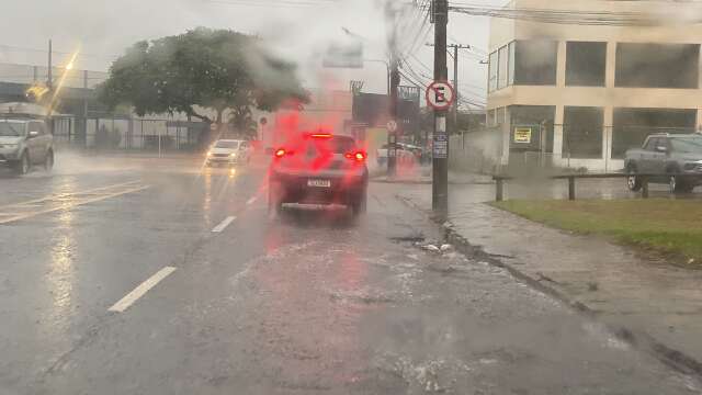 Feriad&atilde;o ainda tem alerta de chuva e ventos de at&eacute; 60 km por hora