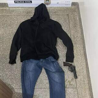 Roupa do suspeito e pistola usada no crime foram apreendidos pela Denar. (Foto: Reprodução)