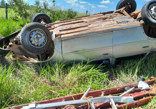 Carro em que as vitimas ocupavam quando aconteceu o acidente (Foto: MS em Foco)