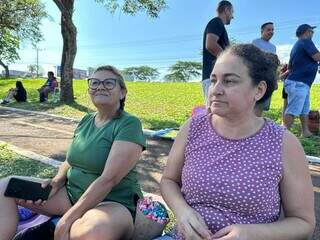 Vilma e Ana Cláudia acompanham a corrida de jovem autista, neto e filho delas, respectivamente (Foto: Marcos Maluf).