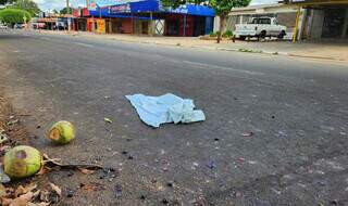 Motociclista morre ao atropelar casal de pedestre e bater em carro parado 