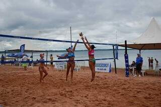 Dupla de vôlei de praia feminina disputando partida em Aparecida do Taboado (Foto: Divulgação)