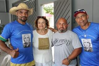 A ex-diretora do internato, Marili Rodrigues, ao lado de Valdevino, Gilmar e Valtuides (Foto: Juliano Almeida)