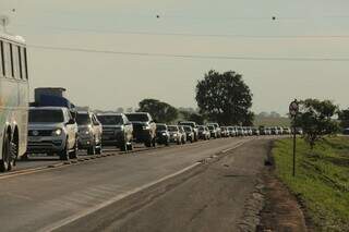 Fila de veículos na Rodovia BR-262 no sentido Terenos-Campo Grande (Foto: Jairton Costa) 