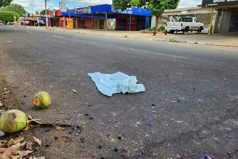 Motociclista morre ao atropelar casal de pedestre e bater em carro parado 