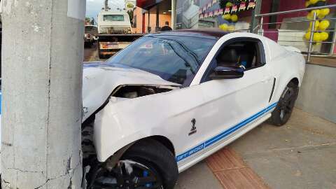 Mustang avaliado em meio milhão amanhece "prensado" na Afonso Pena