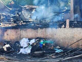 Peças de roupas destruídas (Foto: Geniffer Valeriano) 