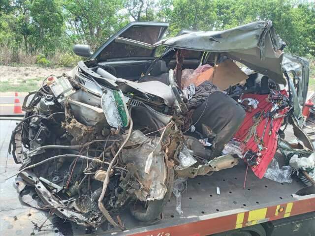 Aut&ocirc;nomo morre em acidente que arrancou motor de carro