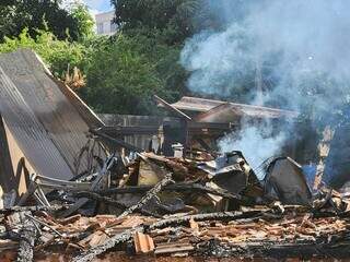 Barracão foi destruído pelo fogo (Foto: Geniffer Valeriano) 