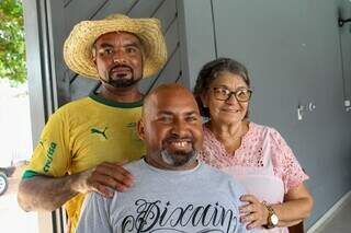 &#34;Tia Cida&#34; ao lado de seus filhos do coração, Valdevino e Gilmar (Foto: Juliano Almeida)