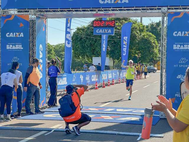 Por sa&uacute;de e supera&ccedil;&atilde;o, atletas da Capital correm etapa da Corrida da Caixa