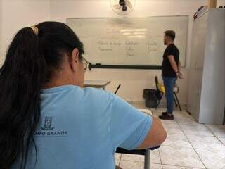 Estudante do EJA copia conteúdo durante aula na Escola Osvaldo Cruz, em Campo Grande (Foto: Divulgação)