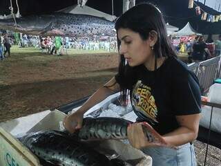 Durante evento, Josiele mostra exemplar de pintado, pescado no Rio Aquidauana (Foto: Jairton Bezerra)